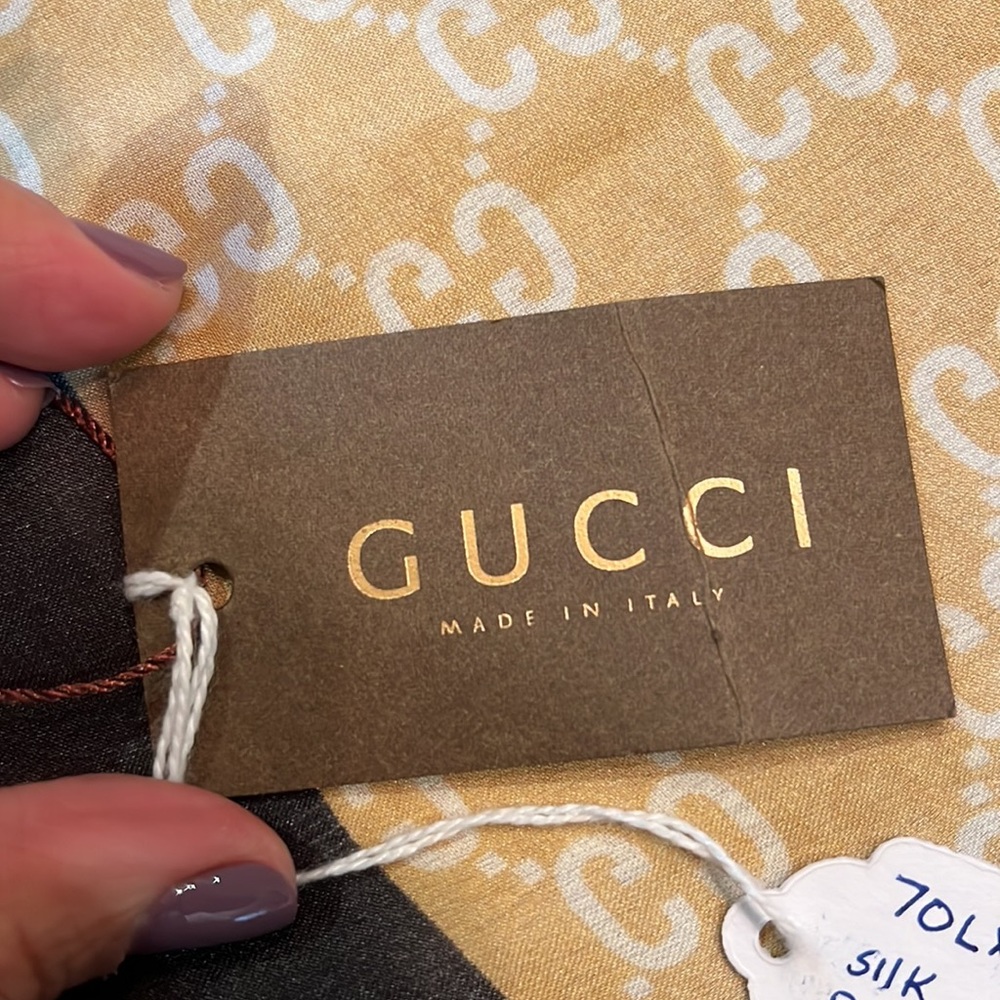 GUCCI two tone silk scarf in perfect condition. Stunning!!